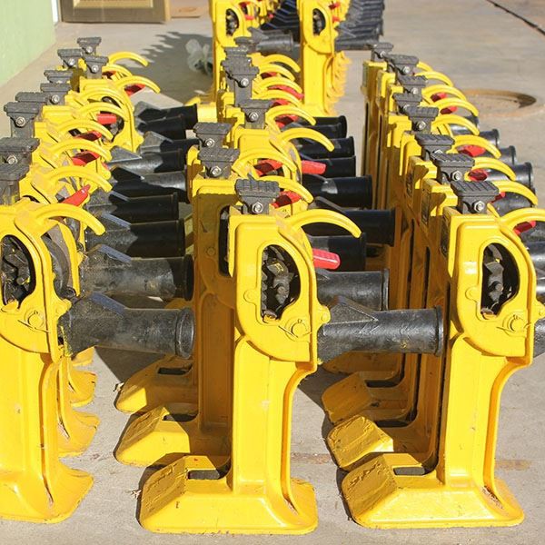 Zařízení pro zvedání a vykládání kolejnic